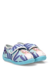 Zapatillas infantiles azul claro con un diseño estampado que incluye personajes, detalles en forma de hojas moradas y tiras de velcro plateadas para el cierre.