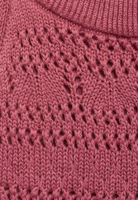 Dzianinowy sweter w głębokim odcieniu różu, z teksturowanym wzorem, otwartymi splotami oraz prążkowanymi detalami przy dekolcie.