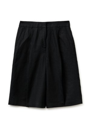 Zwarte, op maat gemaakte shorts tot op de knie met zijzakken, riemlussen en een ritssluiting aan de voorkant, afgebeeld op een witte achtergrond.
