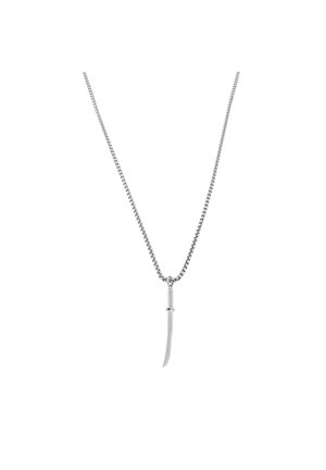 Sidabrinė grandinėlė su sklandžiu, išgaubtu pakabuku, primenančiu peilio ašmenį, su tekstūruotu metaliniu akcentu viršuje.