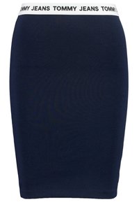 Námořnická modrá sukně s přiléhavým designem a bílým páskem s logem "TOMMY JEANS". Materiál vypadá hladce a má elastickou texturu.