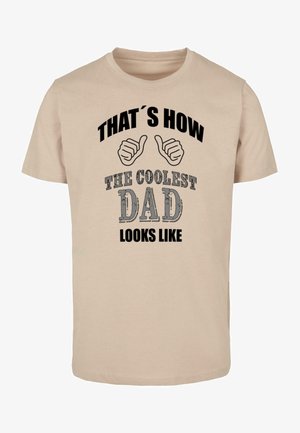 Bežové bavlnené tričko s potlačenou grafikou a textom "Takto vyzerá najcooler otec" a ikonami palca hore v čiernej farbe.