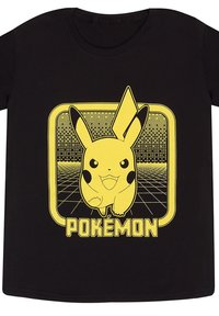 T-shirt nera con una grafica di Pikachu gialla, posizionata all'interno di un quadrato con motivo a griglia, e la parola "POKÉMON" in basso.