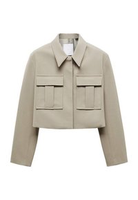 Veste beige cropped avec un col classique, deux poches à rabat à l'avant et des manches longues. Fabriquée en un tissu lisse et solide.