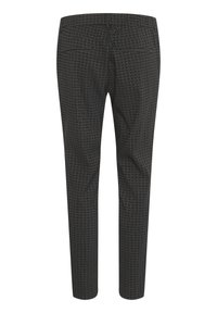 Svarta byxor med rutmönster, slim fit, två bakfickor och en slät yta. Hållbart tyg med subtila detaljer.