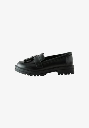 Loafer din piele neagră, cu talpă groasă și detaliu cu ciucure în partea de sus, prezentat din profil pe un fundal alb.