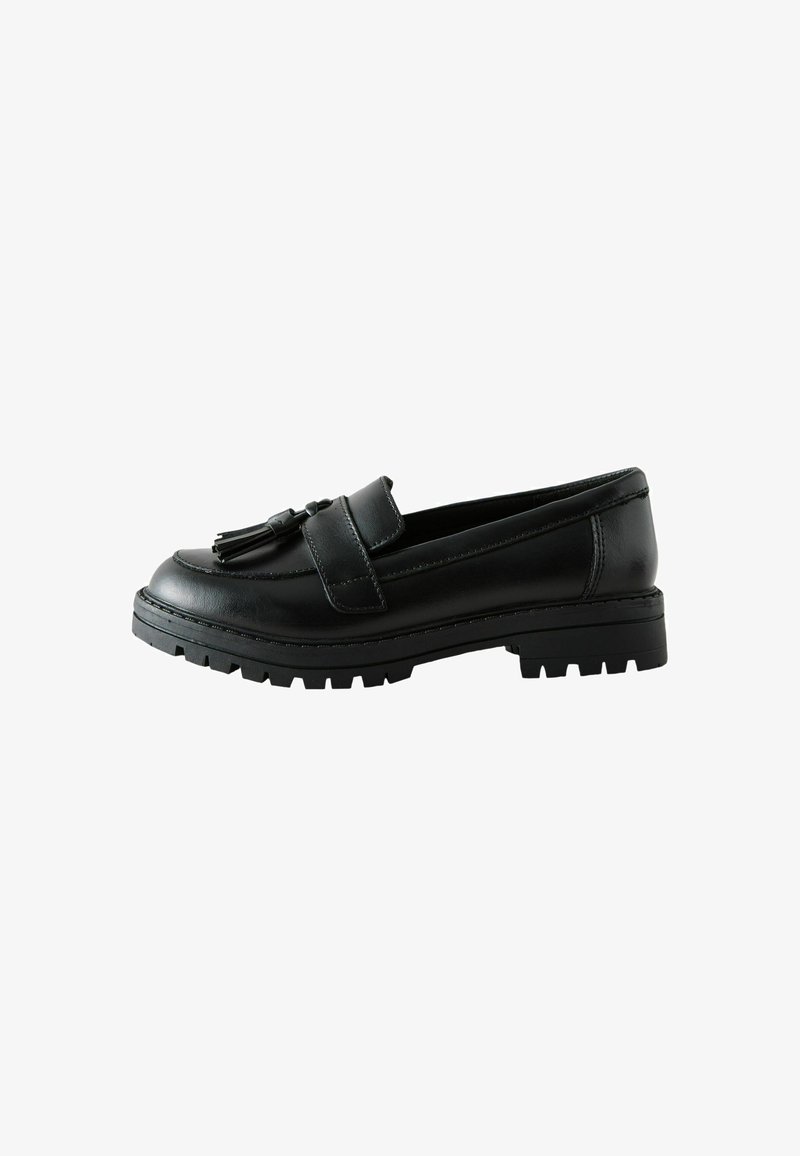 Mocassin en cuir noir avec semelle épaisse et détail en pompon sur le dessus, présenté en vue latérale sur fond blanc.