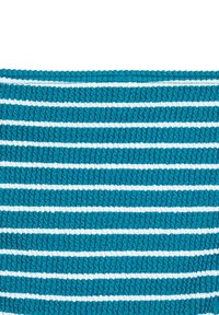 Tummansiniteen ja valkoisen raidallista kangasta, jossa on uritettu pinta. Esittelee vuorotellen aaltoilevia kuvioita ja sileitä alueita, luoden visuaalista kontrastia.