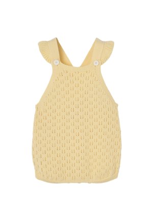 Combinaison bébé en tricot jaune doux avec bretelles, boutons blancs et motif ajouré délicat, présentée sur fond blanc.