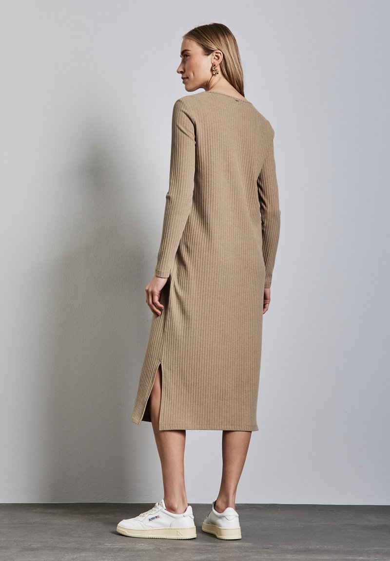 Robe Beige Robe Longue Et Pull Par Dessus Robe Pull Col V Beige