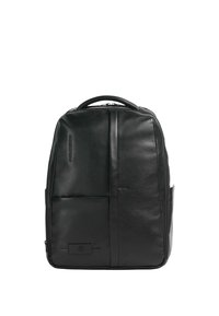 Zaino in pelle nera con una texture liscia, tasca frontale verticale, maniglia superiore e design minimalista. Presenta un logo del marchio inciso in modo sobrio.