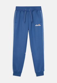 Pantalones deportivos azules con cinturilla elástica, cordón, bolsillos laterales y franjas blancas; presenta un logotipo en la parte frontal.