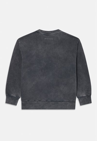 Mörkgrå sweatshirt med en texturerad, tvättad finish. Har ribbade mudd och nederkant, rund halsringning och en liten sömdetalj på baksidan.