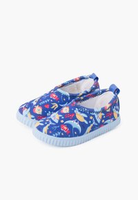 Niebieskie buty wsuwane z kolorowym nadrukiem na motywy podwodne z morskimi zwierzętami, uzupełnione teksturowaną jasnoniebieską podeszwą.