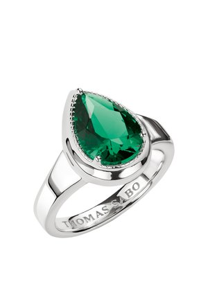 Anello in argento con una grande pietra preziosa verde a forma di pera sfaccettata e "THOMAS SABO" inciso sulla fascia interna.