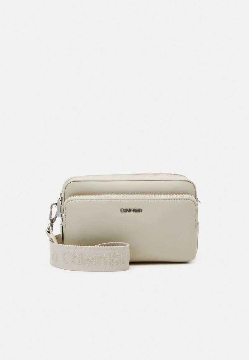 Calvin Klein MUST CAMERA BAG UNISEX Across body bag Stoney Beige