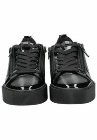 Sneakers in vernice nera con punta arrotondata, suole in gomma nera spessa e doppie cerniere laterali per un facile accesso e rimozione.