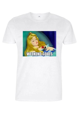 T-shirt bianco in cotone con una grafica di una principessa addormentata con lunghi capelli biondi, una corona e il testo "OBIETTIVI DEL WEEKEND" sotto.