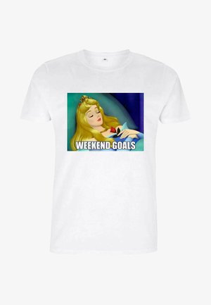 Hvid bomulds t-shirt med et grafisk motiv af en sovende prinsesse med langt blond hår, en krone og teksten "WEEKENDMÅL" nedenfor.