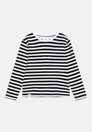 Haut à manches longues avec des rayures noires et blanches, en tissu de coton doux. Présente un col rond et une étiquette au bas.