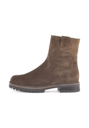 Stivali alla caviglia in suede marrone con punta arrotondata, tacco rinforzato e suola in gomma testurizzata. Cuciture laterali e linguetta sul retro.
