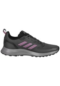 Baskets Adidas noires et grises avec trois bandes lavande, semelle grise texturée, lacets et languette au talon.