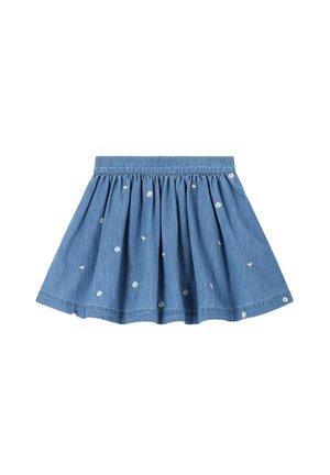 Jupe en denim bleu avec taille froncée, décorée de petites broderies de marguerites blanches dispersées sur le tissu.