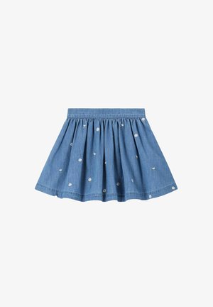 Blauer Jeansrock mit geraffter Taille, verziert mit kleinen weißen Gänseblümchen-Stickereien, die über den Stoff verteilt sind.