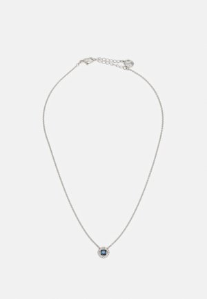Collier en chaîne en argent présentant une pierre précieuse bleue carrée entourée d'un halo circulaire de petites pierres transparentes, avec un fermoir délicat à l'arrière.