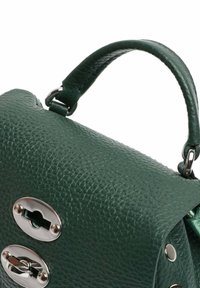 Borsa a mano in pelle verde scuro con texture, chiusure a scatto in argento e manico curvo collegato da anelli metallici.