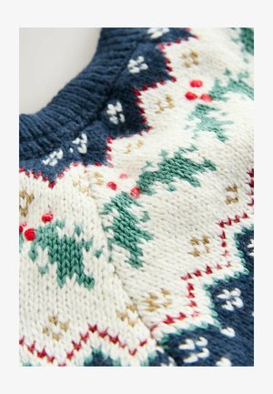 Suéter de punto con un cuello azul marino; cuerpo crema con acebo verde, bayas rojas y bandas estampadas en tonos de azul, verde y rojo.