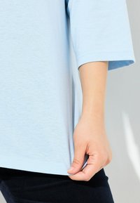 Ulla Popken COUNTRY LETTERED 3/4 SLEEVE TEE - Maglietta a manica lunga - soft light blue