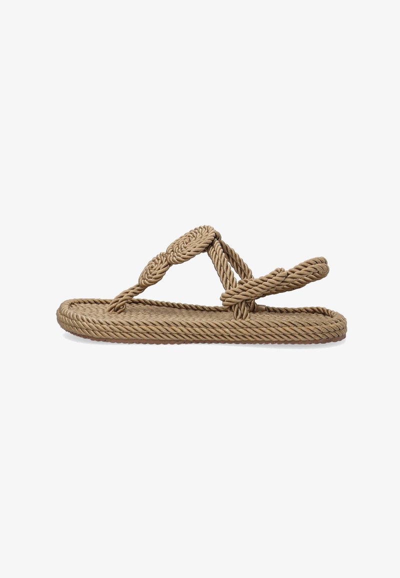 Touwsandalen met een platte zool in een tan kleur, met gevlochten banden en een geknoopt ontwerp voor extra details.