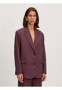 Burgunderfarbener, maßgeschneiderter Blazer mit ausschweifendem Revers, zwei vorderen Taschen und zwei schwarzen Knöpfen, gefertigt aus einem glatten, strukturierten Stoff.