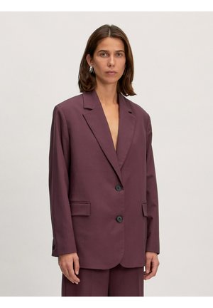 Burgunderfarbener, maßgeschneiderter Blazer mit ausschweifendem Revers, zwei vorderen Taschen und zwei schwarzen Knöpfen, gefertigt aus einem glatten, strukturierten Stoff.