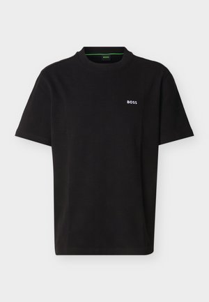 Μαύρο κοντομάνικο T-shirt με στρογγυλή λαιμόκοψη, μικρό λευκό λογότυπο "BOSS" στο αριστερό στήθος και πράσινη λεπτομέρεια στο εσωτερικό γιακά.