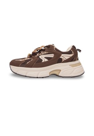 Baskets de sport marron et beige avec tige en mesh et suède, détails à motifs, semelle épaisse et rembourrée, fermeture à lacets sur fond blanc.