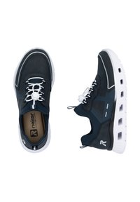 Baskets de sport bleu marine et noires avec une surface texturée, des accents blancs, des lacets élastiques et une semelle rembourrée avec des découpes pour la ventilation.