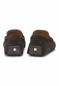 Zapatos de ante marrón sin cordones con parte trasera redondeada, que cuentan con una suela de goma negra y un pequeño logo de BOSS en colores contrastantes en el talón.