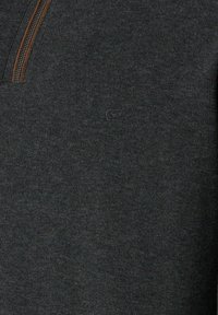 Dunkelgrauer Strickpullover mit einem braun eingefassten Reißverschluss am Kragen und einem kleinen, dezenten bestickten Logo auf der Brust.