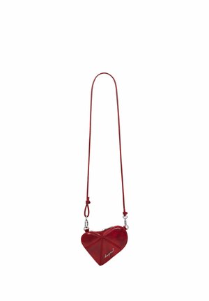 Borsa a forma di cuore in pelle rossa con chiusura a zip, tracolla regolabile e design a pannelli cuciti. Presenta un accento con la scritta "loveyou".
