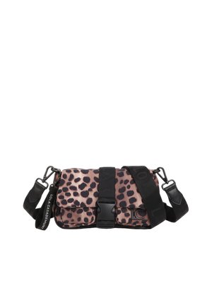 Pequeña bolsa bandolera rectangular con estampado de leopardo en negro y marrón, correa negra ajustable y cierre frontal con hebilla.