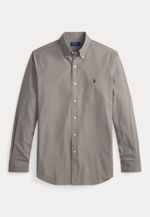 Camisa cinza de manga longa com botões, feita de algodão. Apresenta um colarinho pontudo, corte clássico e um pequeno logotipo azul no lado esquerdo do peito.