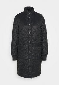 Giacca nera trapuntata con colletto alto, chiusura a bottone a pressione, due tasche frontali e polsini a coste. Il design è sobrio e funzionale.