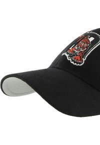 Schwarze Kappe aus Filz mit gebogenem Schirm. Auf der Vorderseite befindet sich ein gesticktes Design eines Charakters in Orange und Weiß.