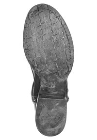 Černá gumová podrážka boty s texturovaným vzorem, vybavená hladkou stranou a označeními velikosti 37.