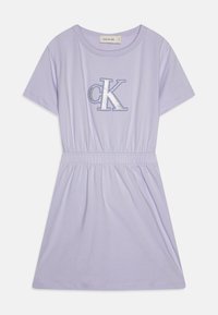 Liliowa sukienka T-shirt z bawełny z krótkimi rękawami, z marszczoną talią i teksturowanym srebrnym logo "CK" na klatce piersiowej.