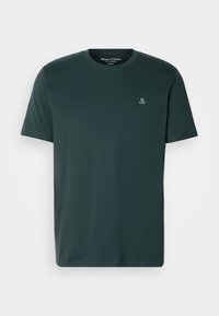 Donker groene korte mouwen T-shirt met ronde hals, voorzien van een klein wit "M O P" logo op de linkerkant van de borst en een reguliere pasvorm label in de kraag.
