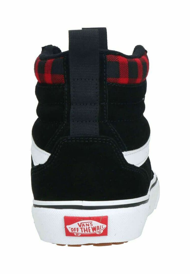 Baskets montantes en suede noir avec une doublure écossaise rouge et une semelle en caoutchouc blanc. Dispose d'une languette arrière et d'un logo rouge sur le talon.