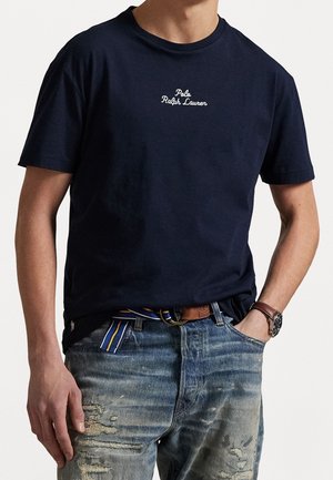 Camiseta de algodón azul marino con cuello redondo y logo bordado de "Polo Ralph Lauren". La prenda tiene un corte relajado, adecuada para el uso diario.